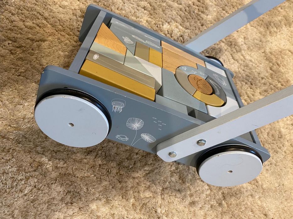 Pchacz jeździk little dutch wozek z klockami