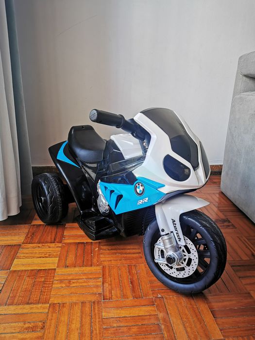 Mota BMW eléctrica com carregador