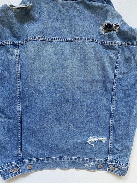 Blusao de ganga rasgado