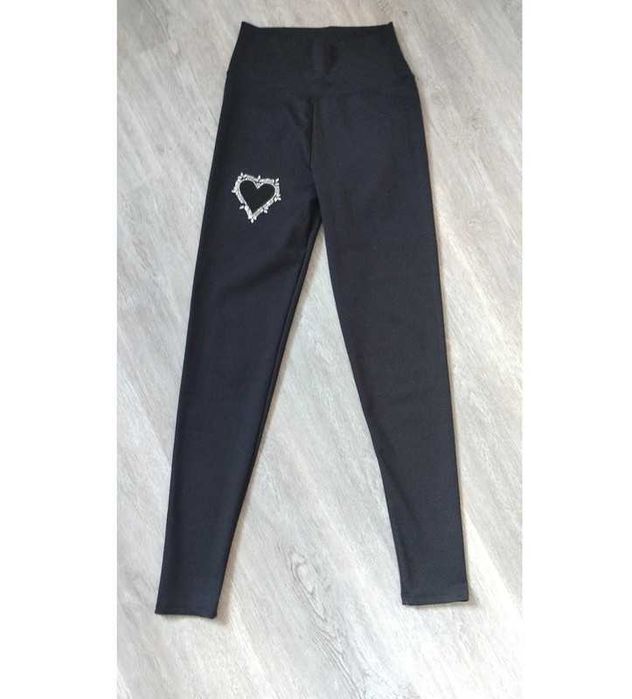 Czarne leggisny z sercem