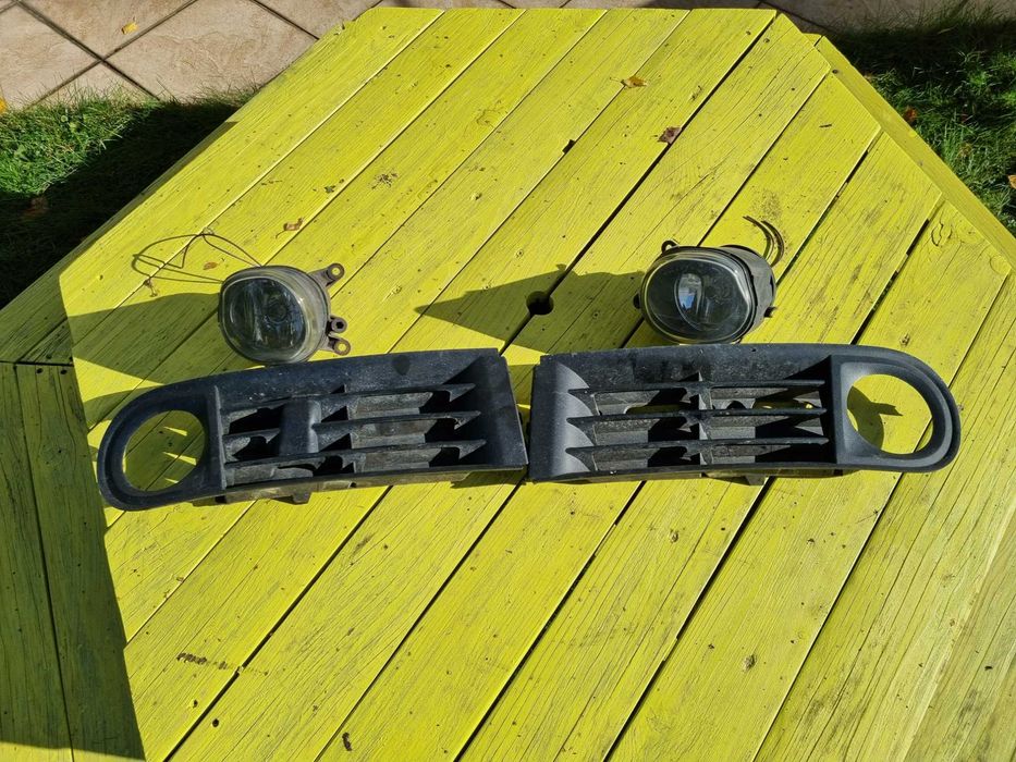 AUDI A3 8L lift (00-03)- HALOGENY zderzaka  przedniego wraz z KRATKAMI