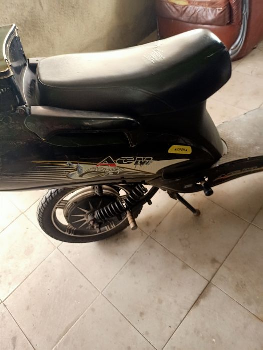 Vendo mota elétrica bateria boas faz 25km a 30km funcionar bem .