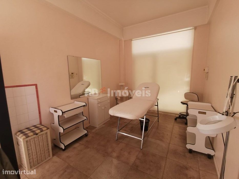 Loja inserida em centro comercial, em pleno centro da cidade do Ent...