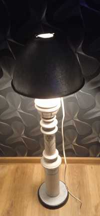 Lampa stojąca z drewna