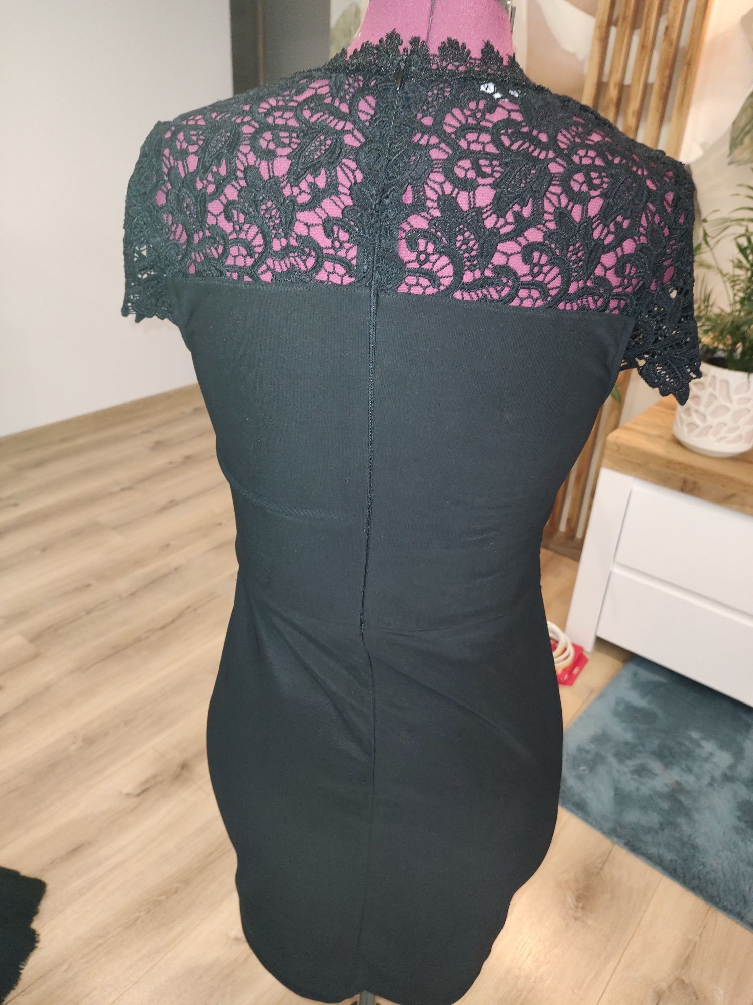 Mała czarna z gipiurą rozmiar XL Parisian