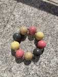 Pulseira de 3 cores.