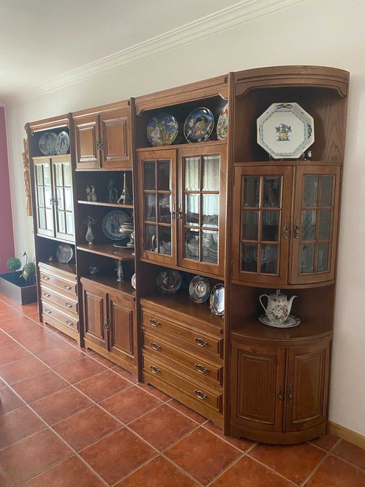Móvel de Sala Clássico em Madeira Maciça com Vitrine e Arrumação