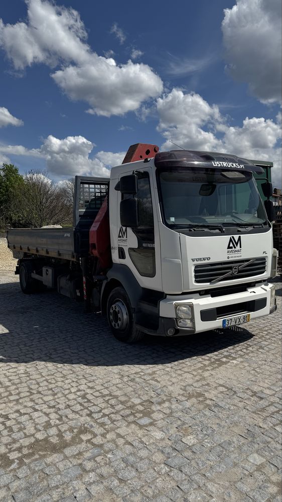 Camião VOLVO FL com grua e báscula