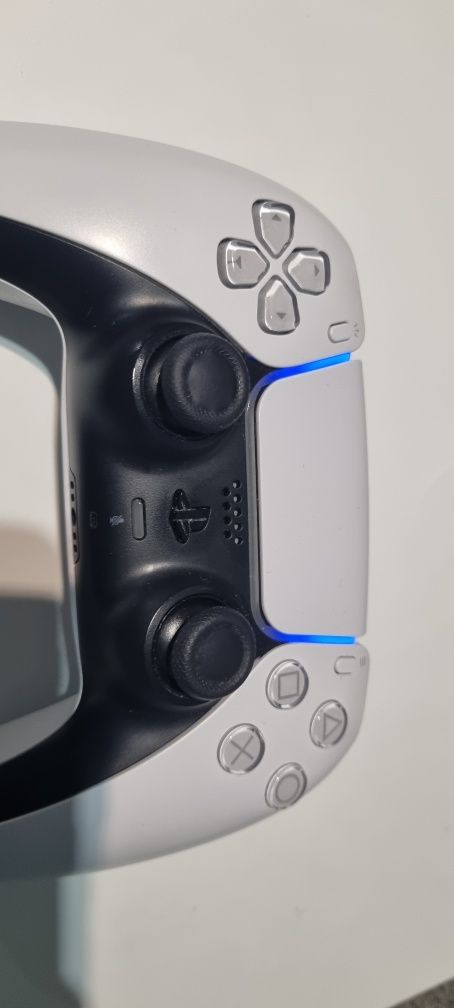 Pad playstation 5 dualsense. Z malym problemem. Odbior os.