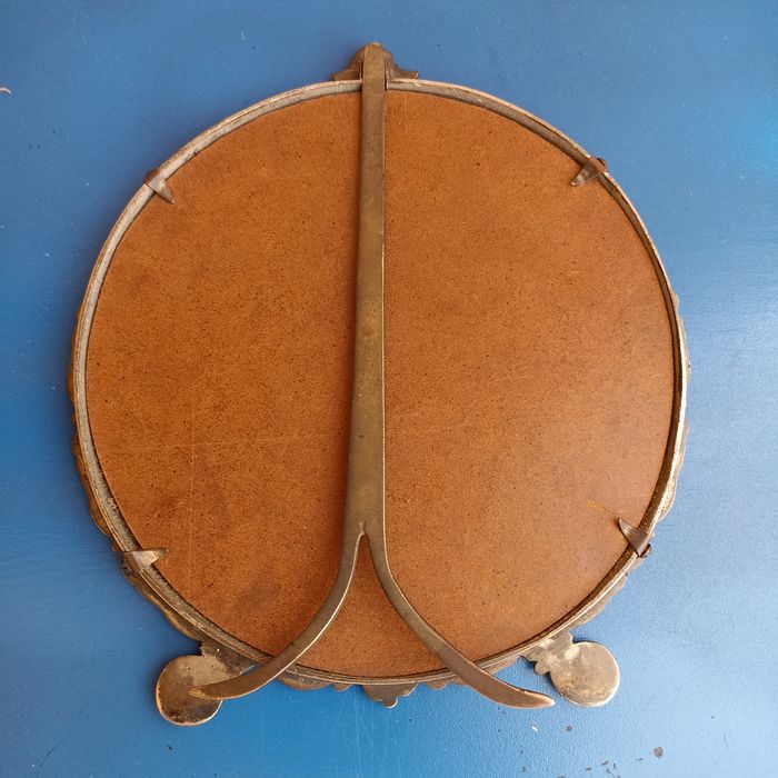 Espelho antigo de mesa em metal trabalhado motivo floral Arte Nova