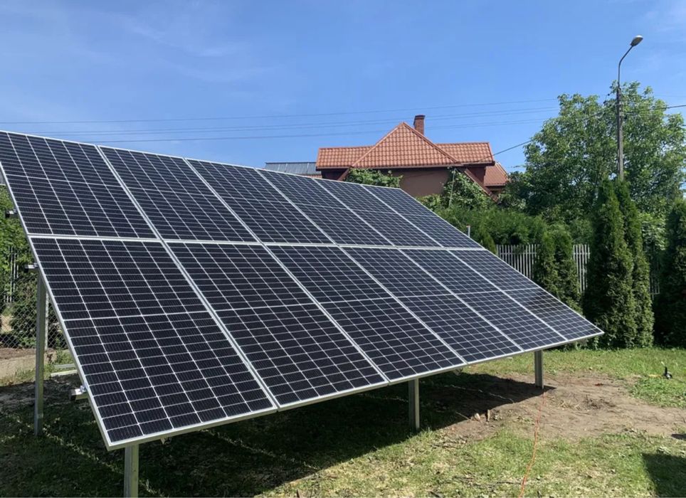 Станція сонячної енергії. Сонячні панелі. Сонячні батареї. Монтаж СЕС