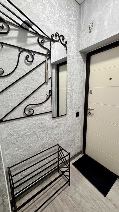 Продається 1-к.кв з якісним ремонтом поруч зі ст.м Берестейська