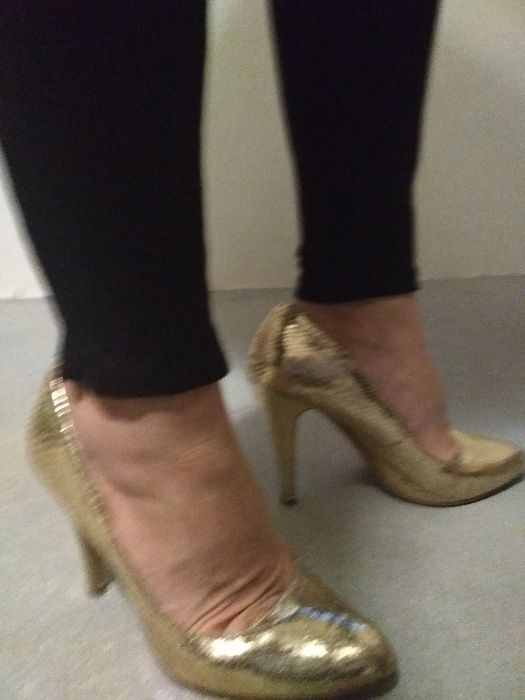 śliczne złote szpileczki