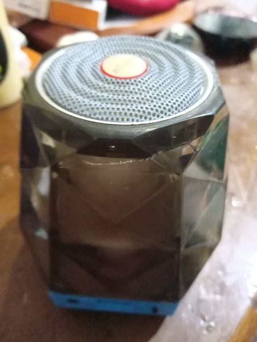 Coluna de som nova com luz psicadélica.NOVA
