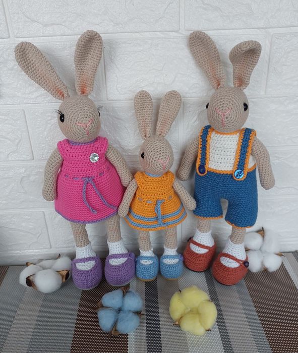 Сімя зайчиків вязаних крючком