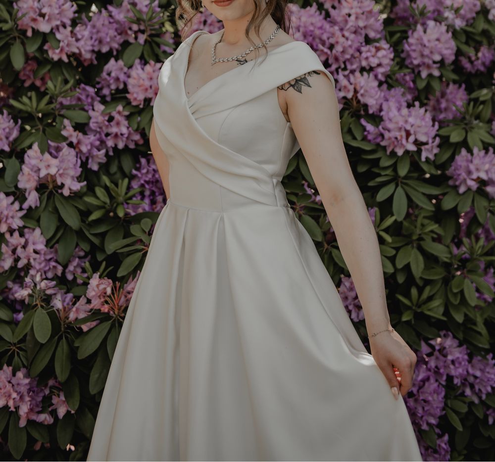 Wyjątkowa suknia ślubna gładka ekry