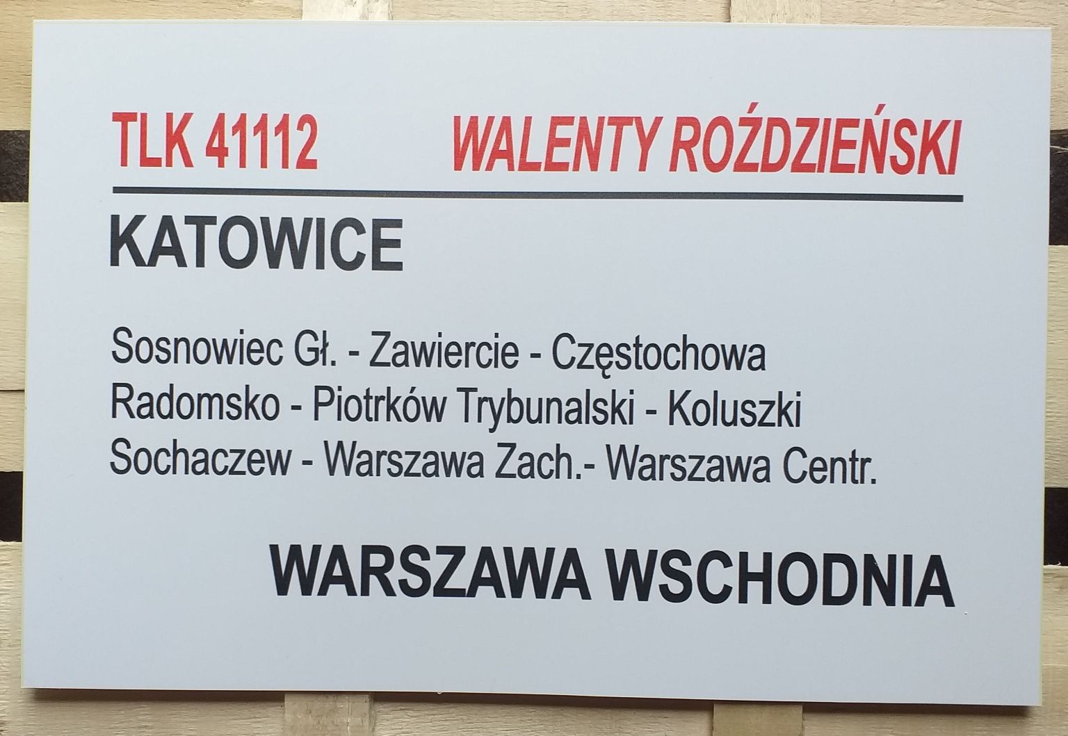 Tablica kierunkowa TLK Walenty Roździeński.