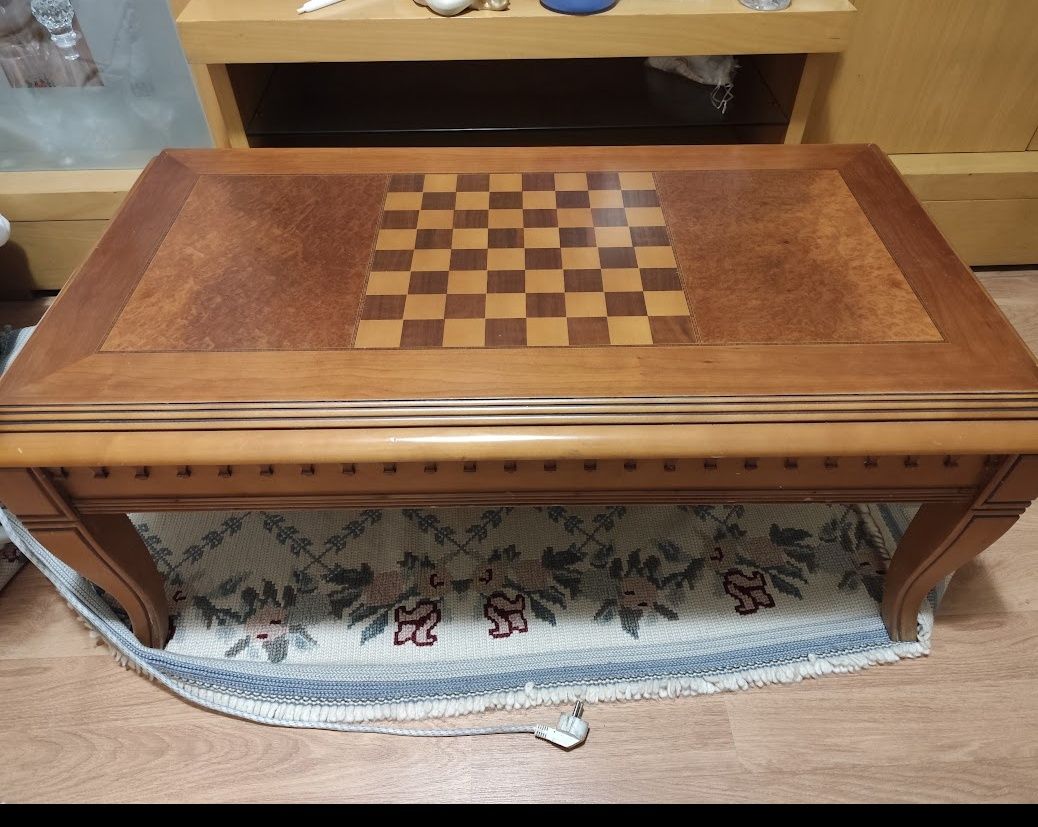 Mesa de sala com dois jogos