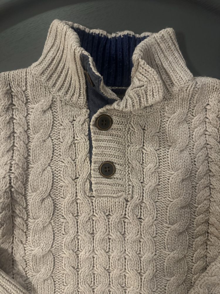 Bbeżowy sweter firmy H&M w rozmiarze 98/104.