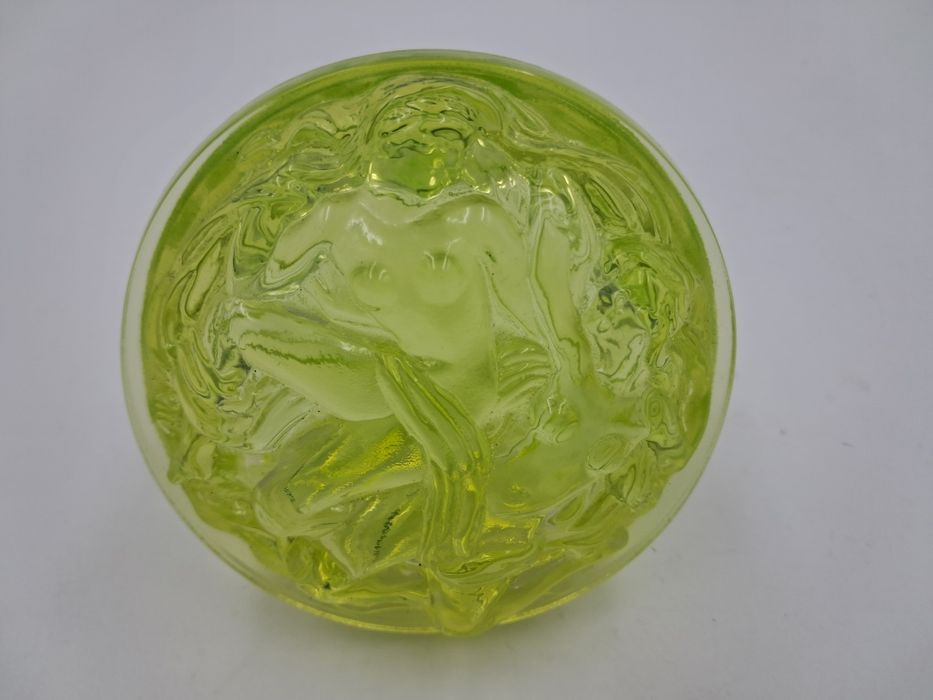 Piękne puzderko uranowe szkło inspirowane legendarnym Schlevogt