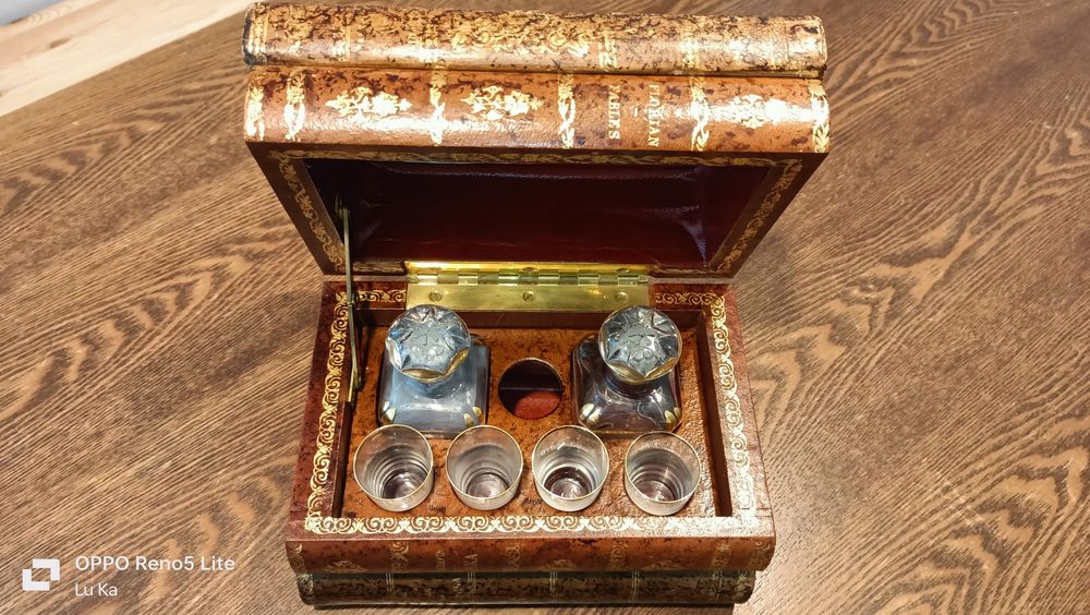 Kieliszki w ksiażce retro stare antyk