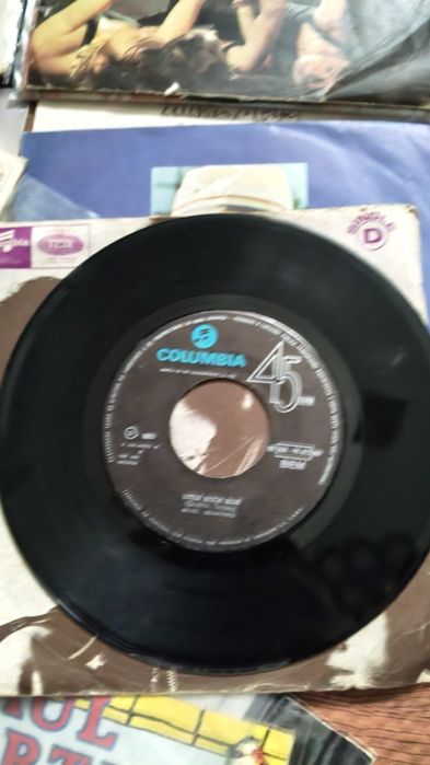 Lote 28 singles discos muito bom estado 
Something 

Creedence clearwa