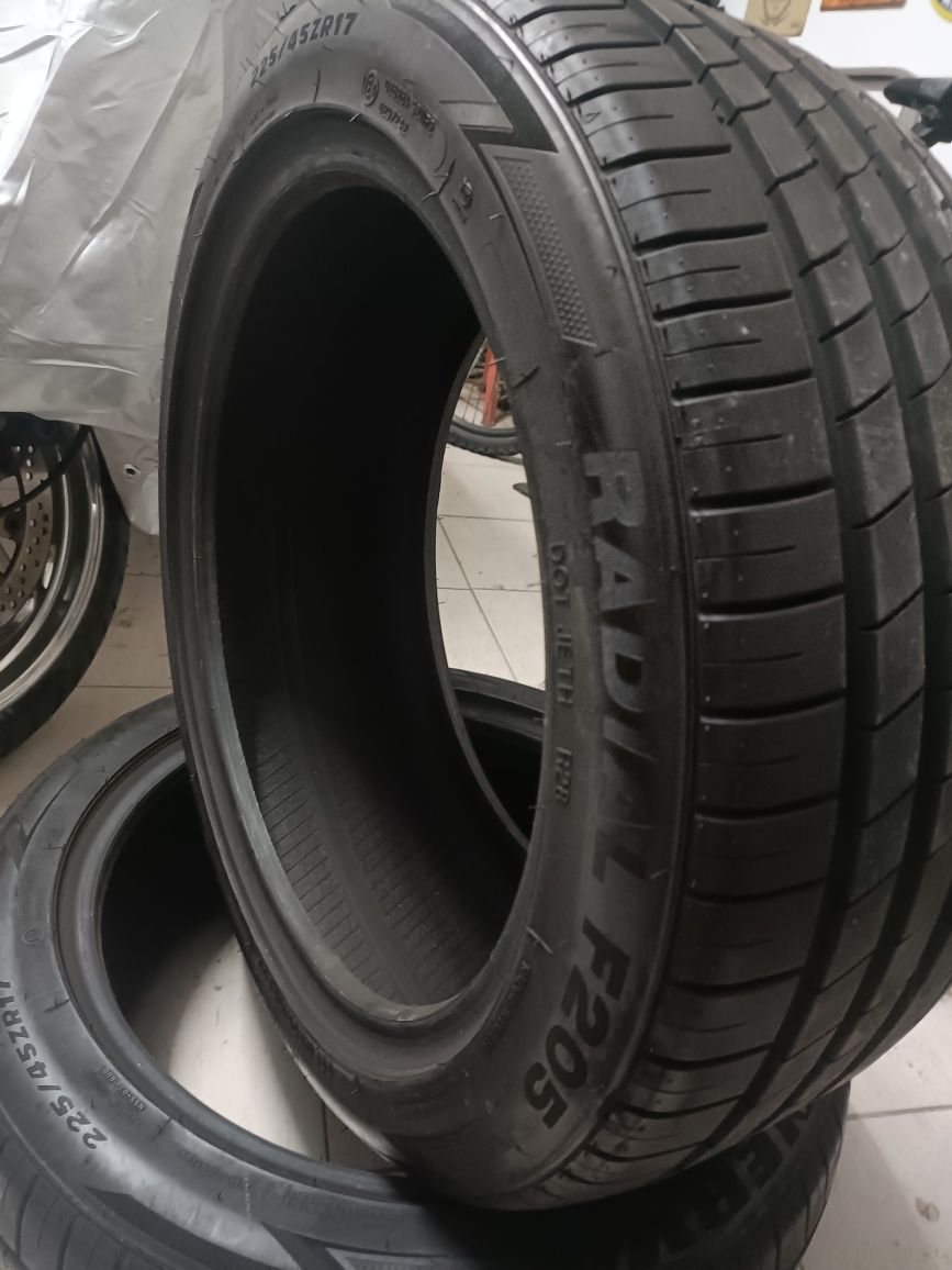 Pneus 225/45/ZR17