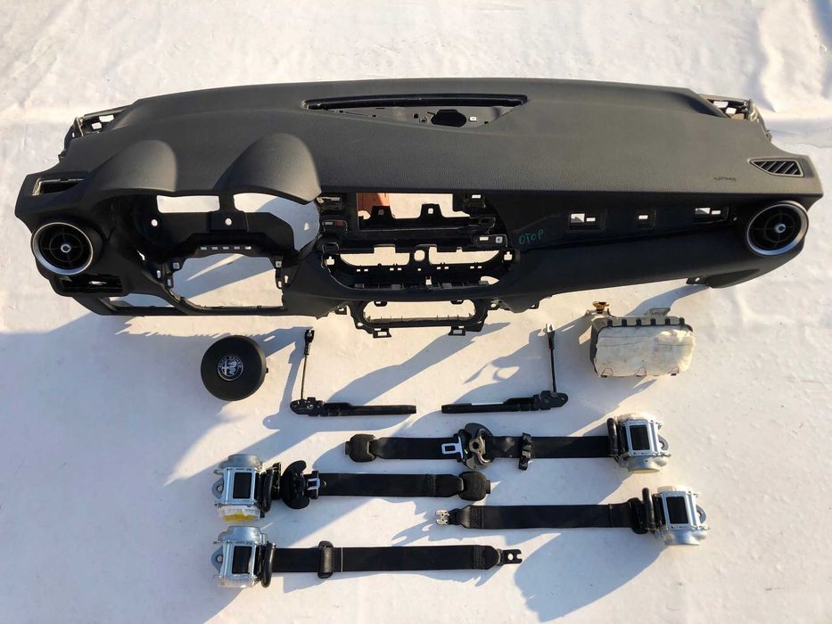 Торпеда Alfa Romeo Stelvio ремни подушки запчасти разборка шрот