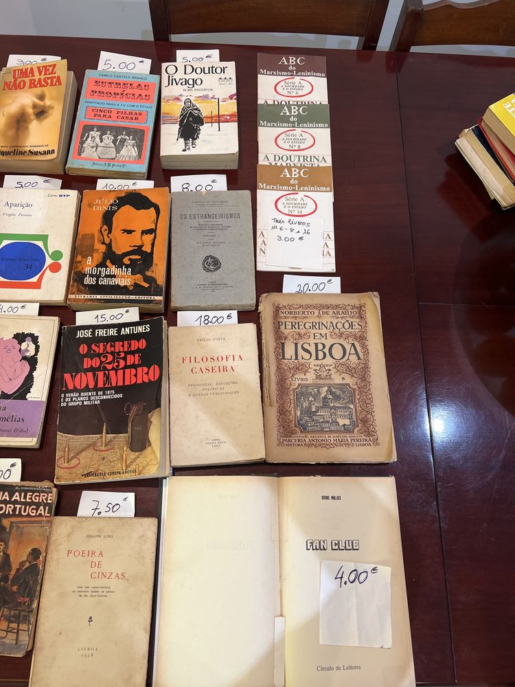 Varios livros cada um com seu preco