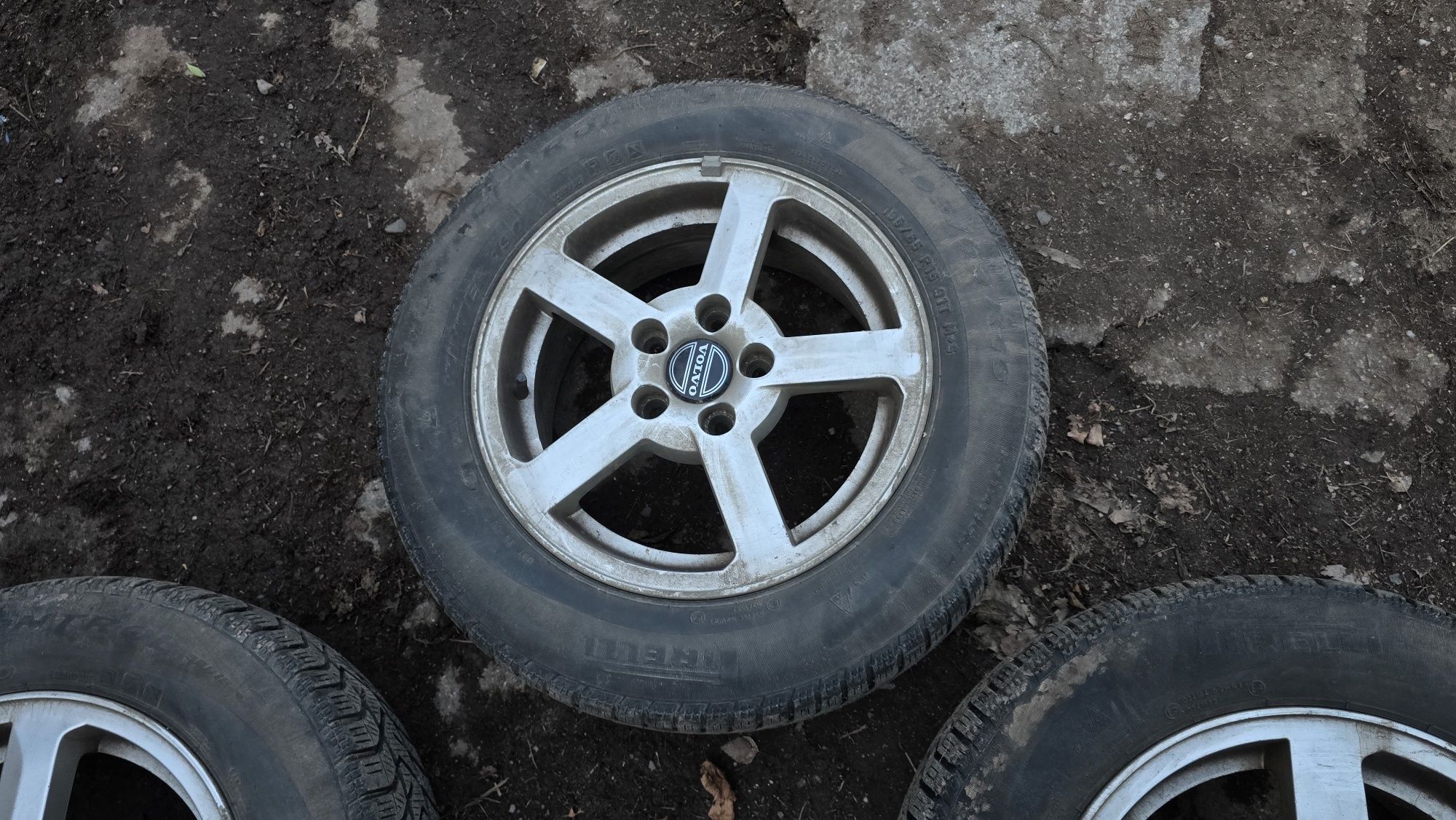 Felgi Volvo V70 oryginał Pirelli R15 195 /65 5816
