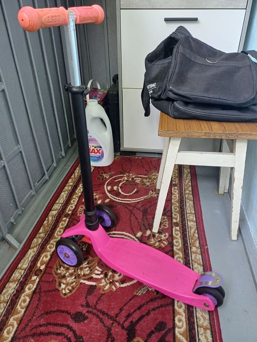 Дитячий самокат для дівчинки