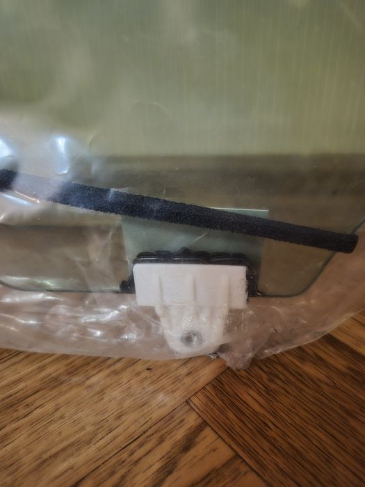 Стекло двери перед левое INFINITI