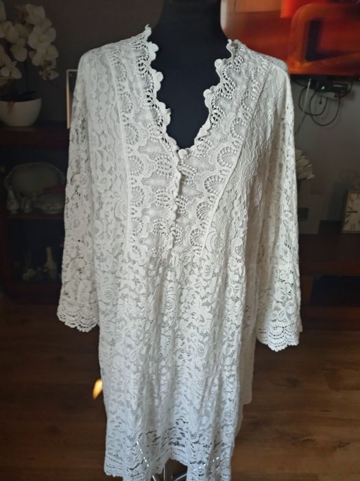 Sukienka 46 48 biala z koronki luzny fason