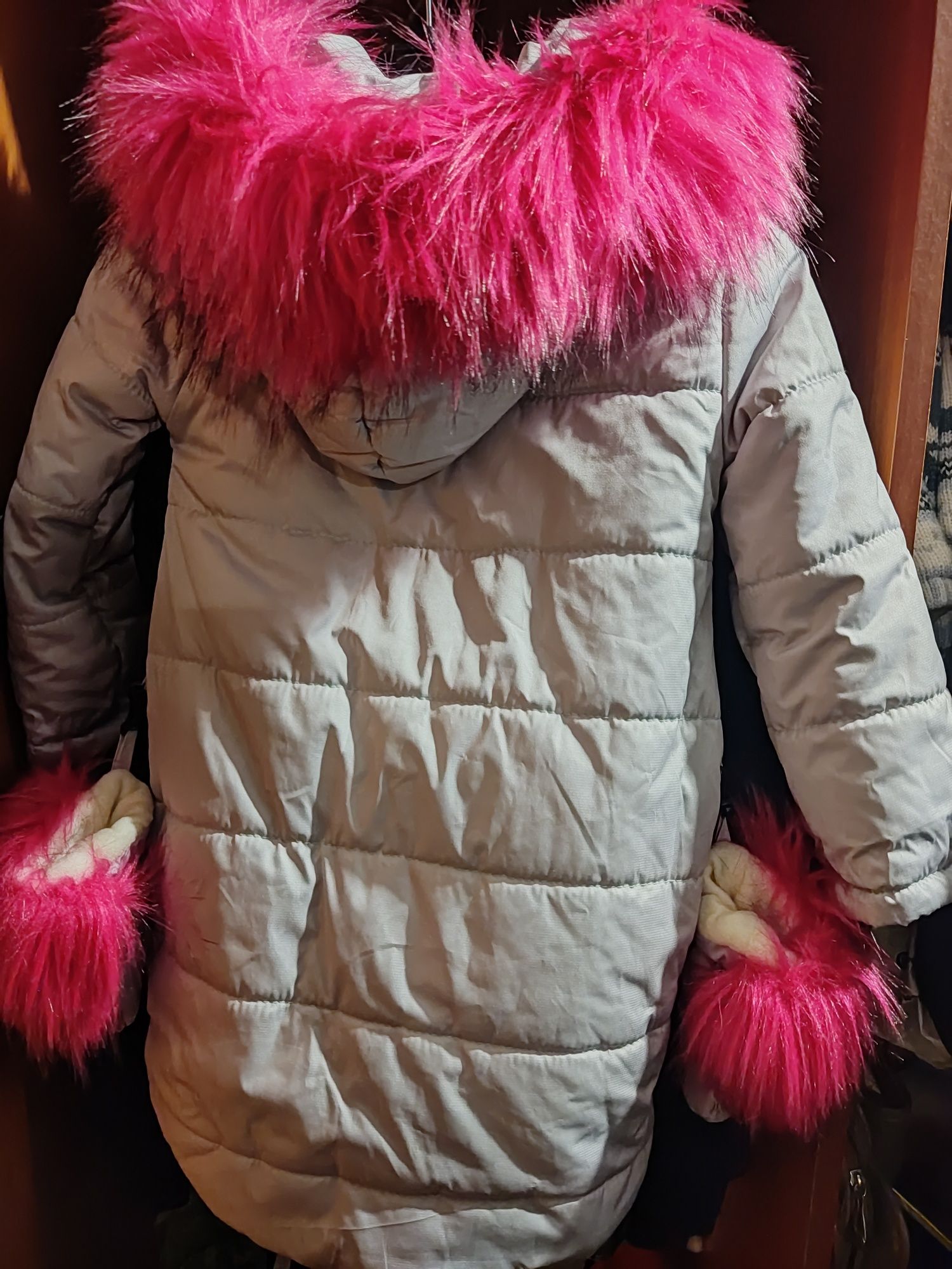 Продам дитячу зимову курточку з оригінальними рукавичками