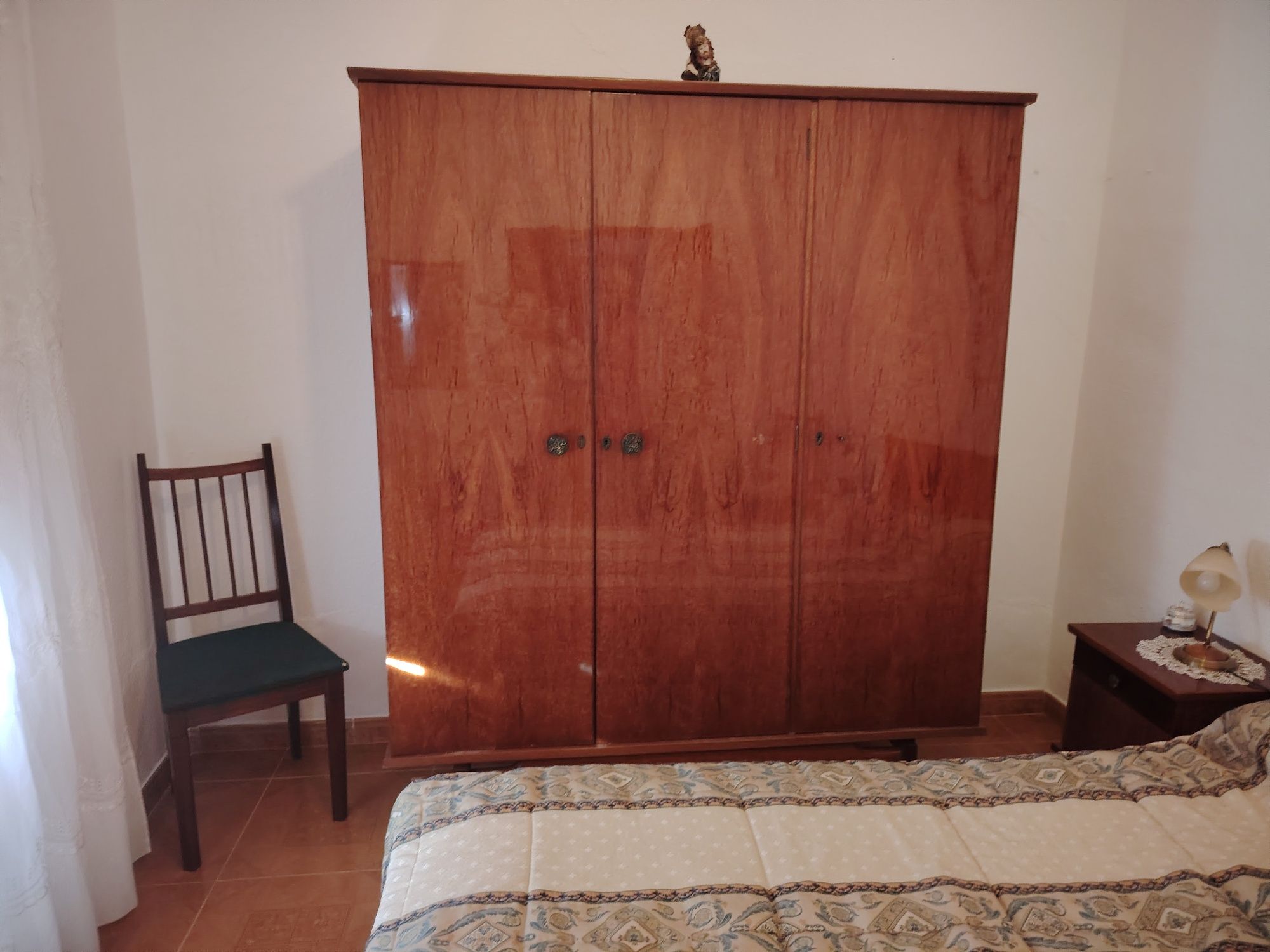 Mobília quarto(cama, guarda roupa e cómoda)