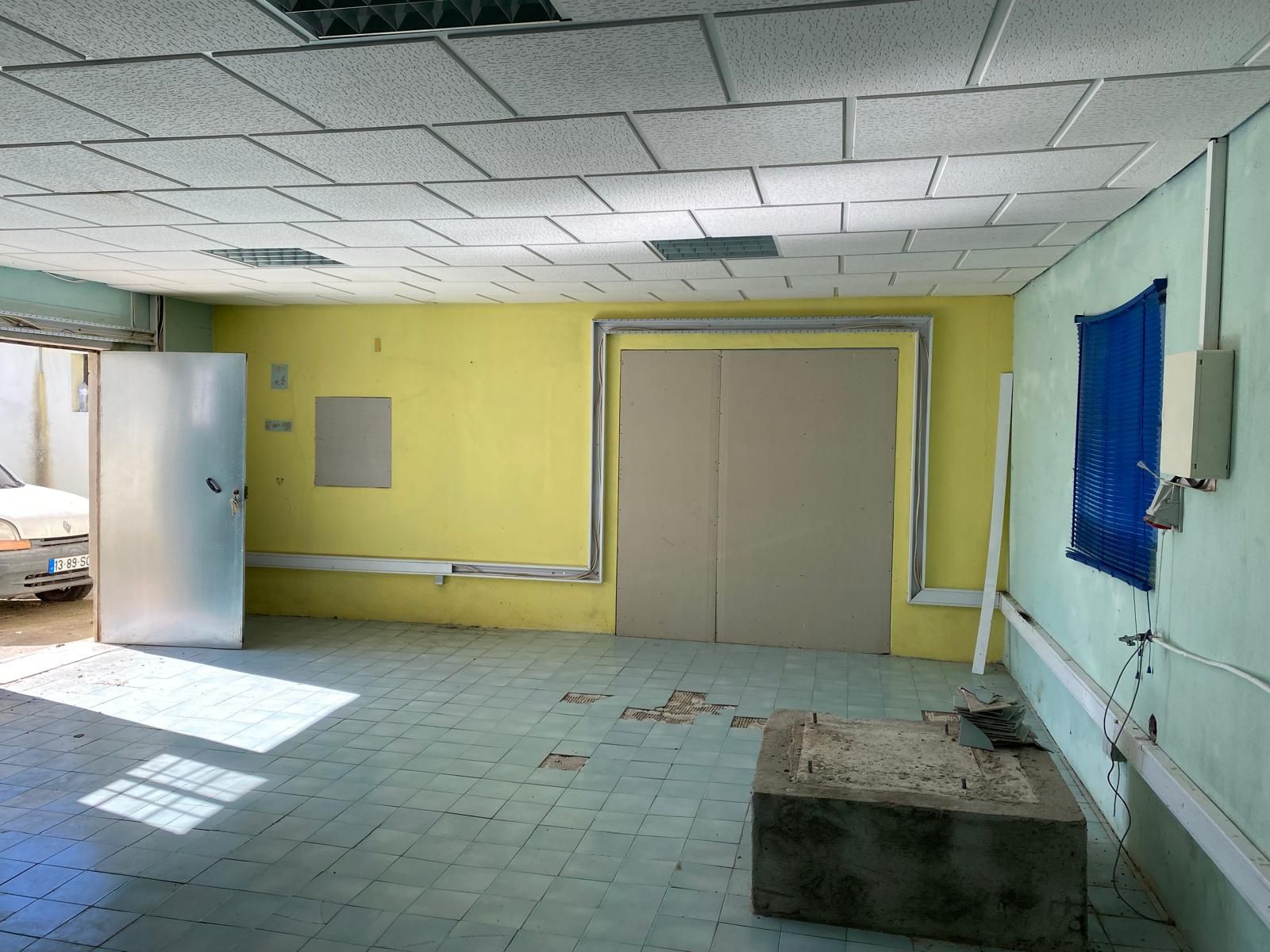 Arrenda-se armazém no Montijo (170 M2)
