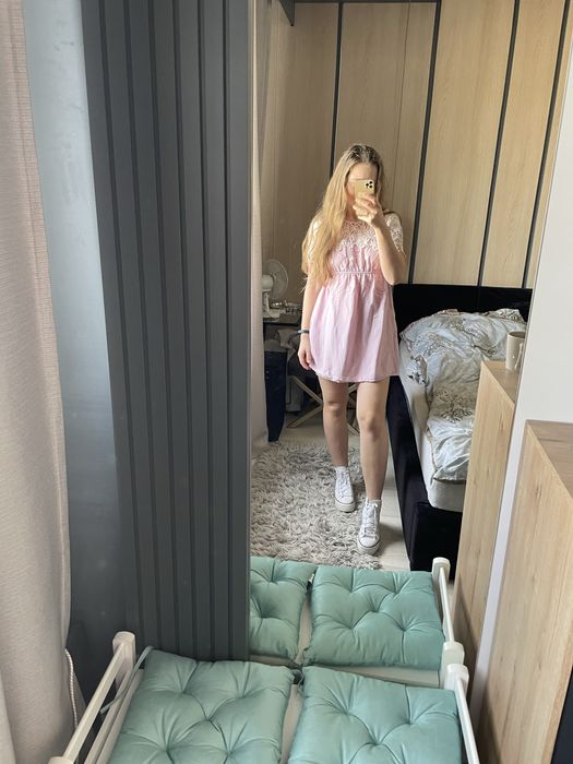 Letnia sukienka pudrowy roz z koronką na plażę