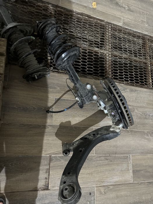 Цапфа ричаг поворотний кулак пружина супорт взборі Toyota BZ4X