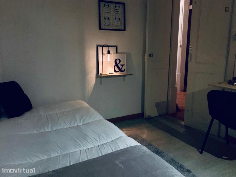 Quarto - localizado em  Coimbra