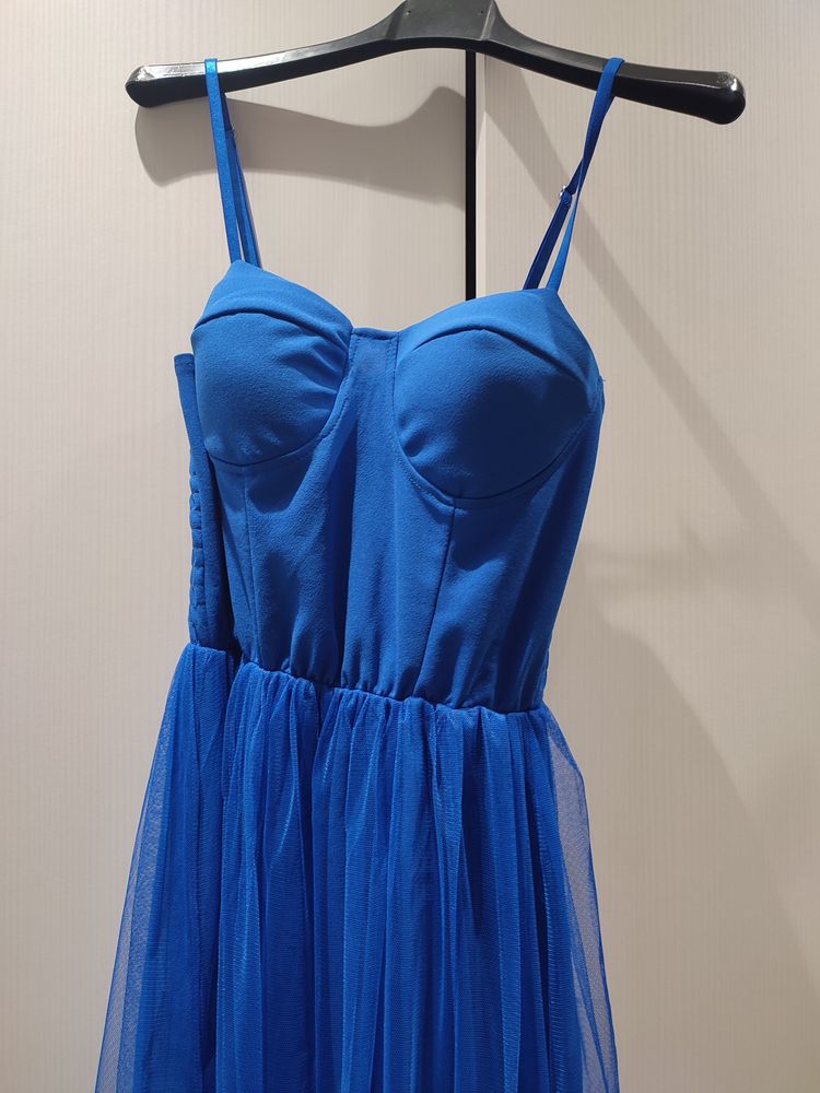 Vestido justo azul com tule