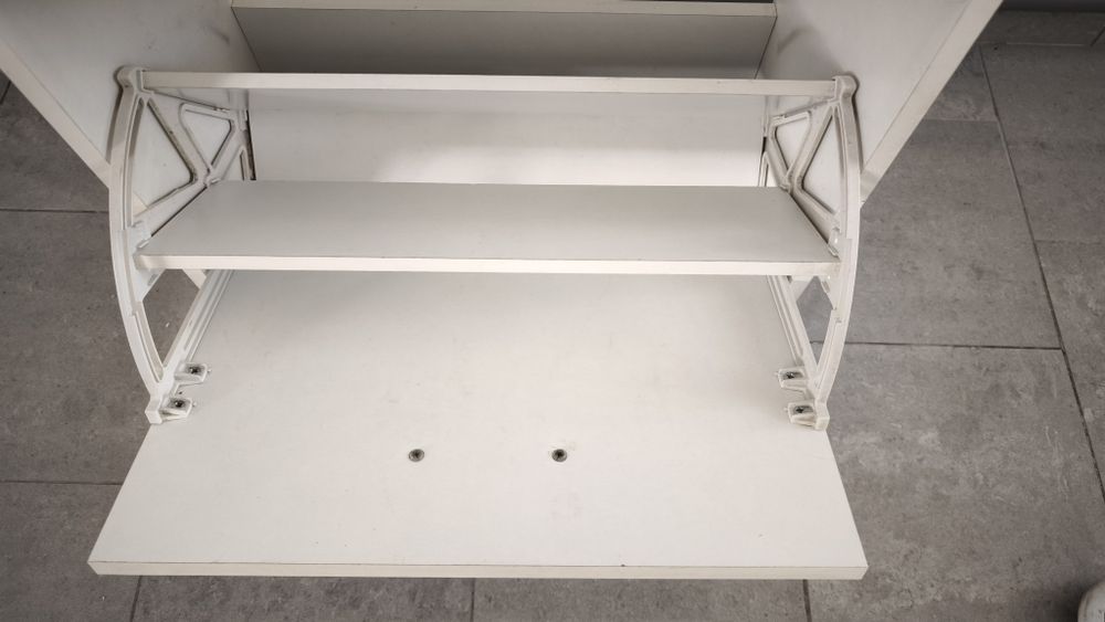 Móvel sapateira branca usada
