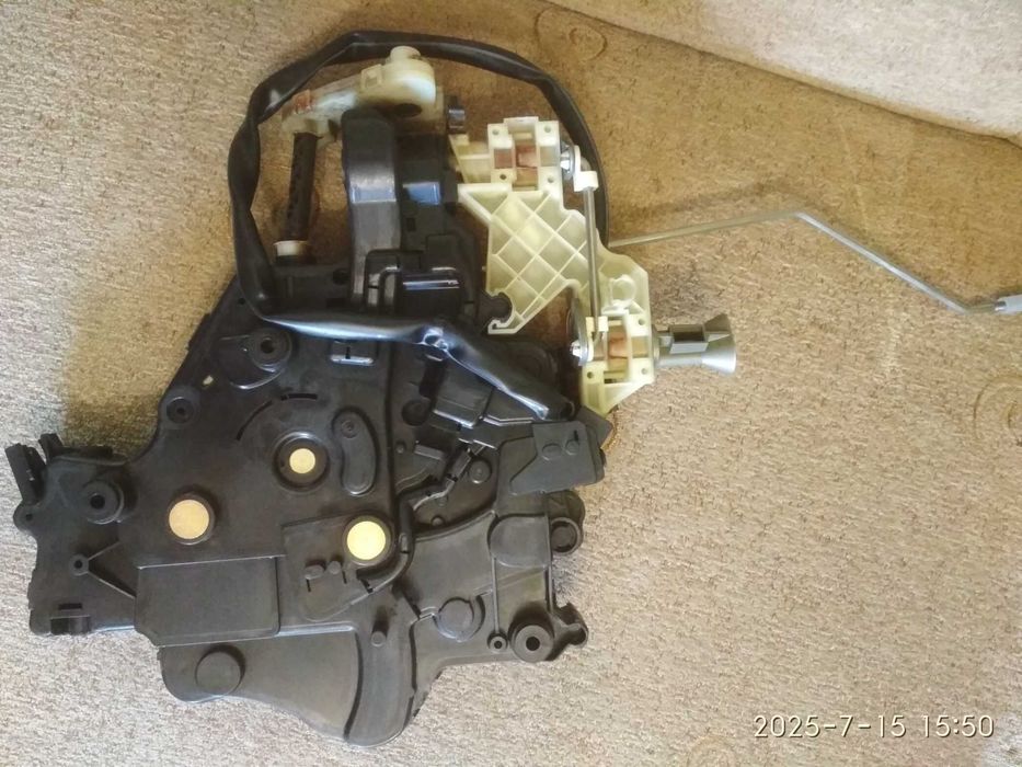 Замок розсувних дверей лівий VW Caddy III (04-10р)