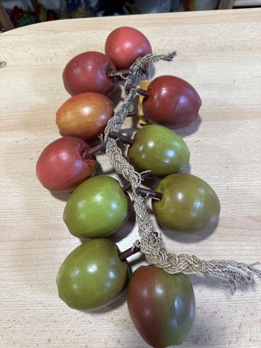 Frutas em madeira decorativas