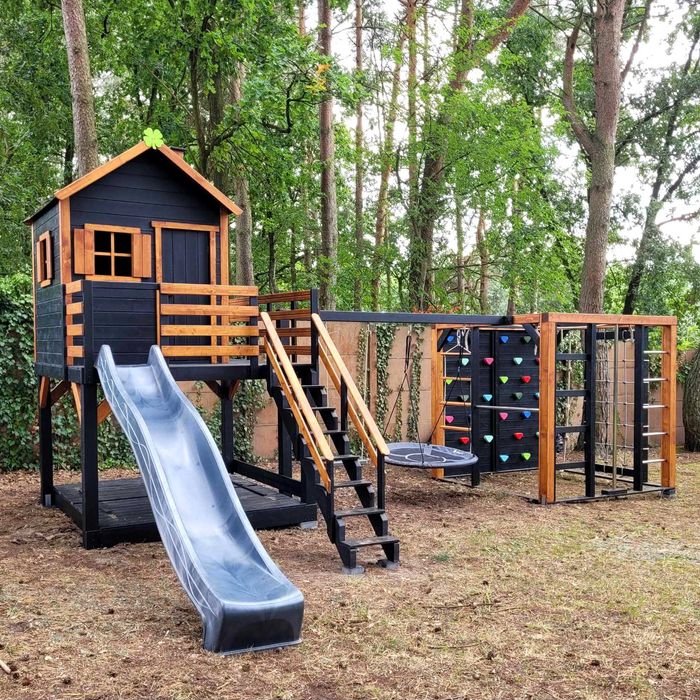 Duży plac zabaw z domkiem, huśtawkami i małpim gajem