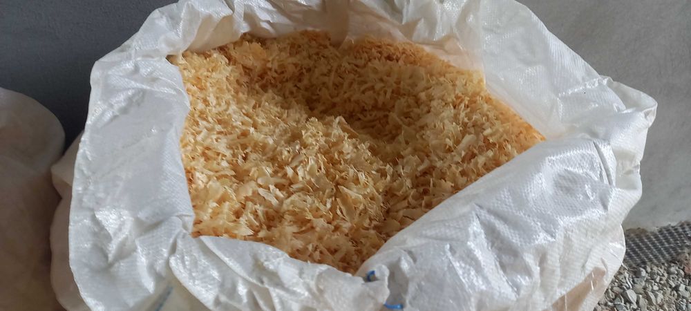 trociny wióry suche na pellet ściółka dla koni