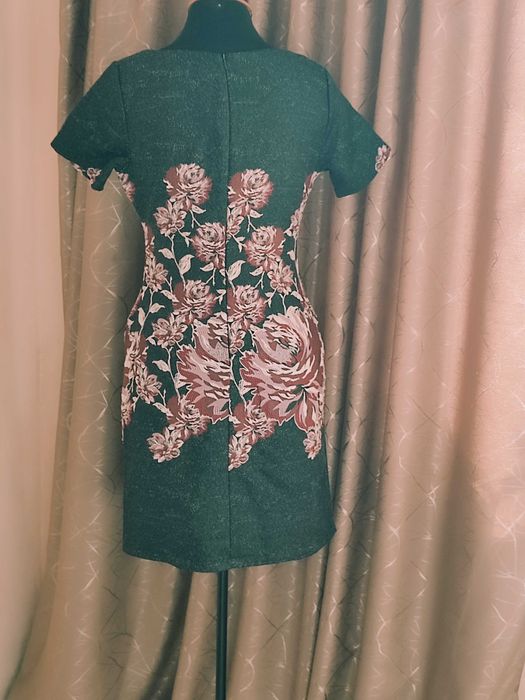 Жіноча сукня у гарному стані, розмір 44