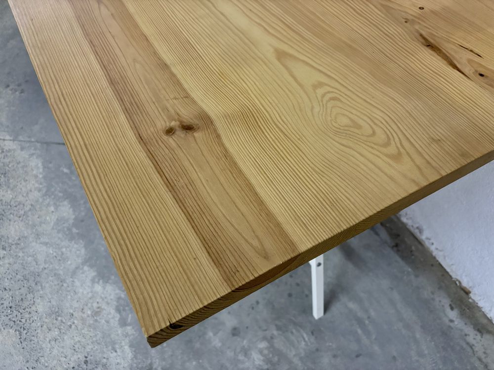 Mesa em madeira maciça