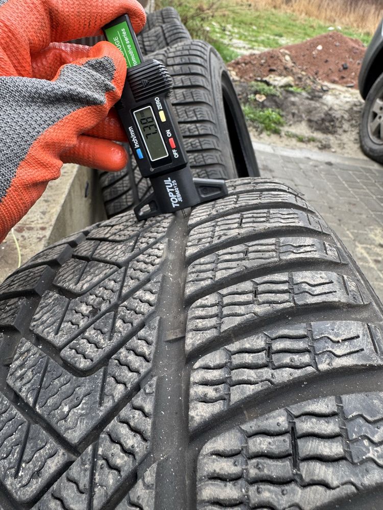 Шини зимові Pirelli Sottozero 3 245/45 R18 7мм 2023 рік