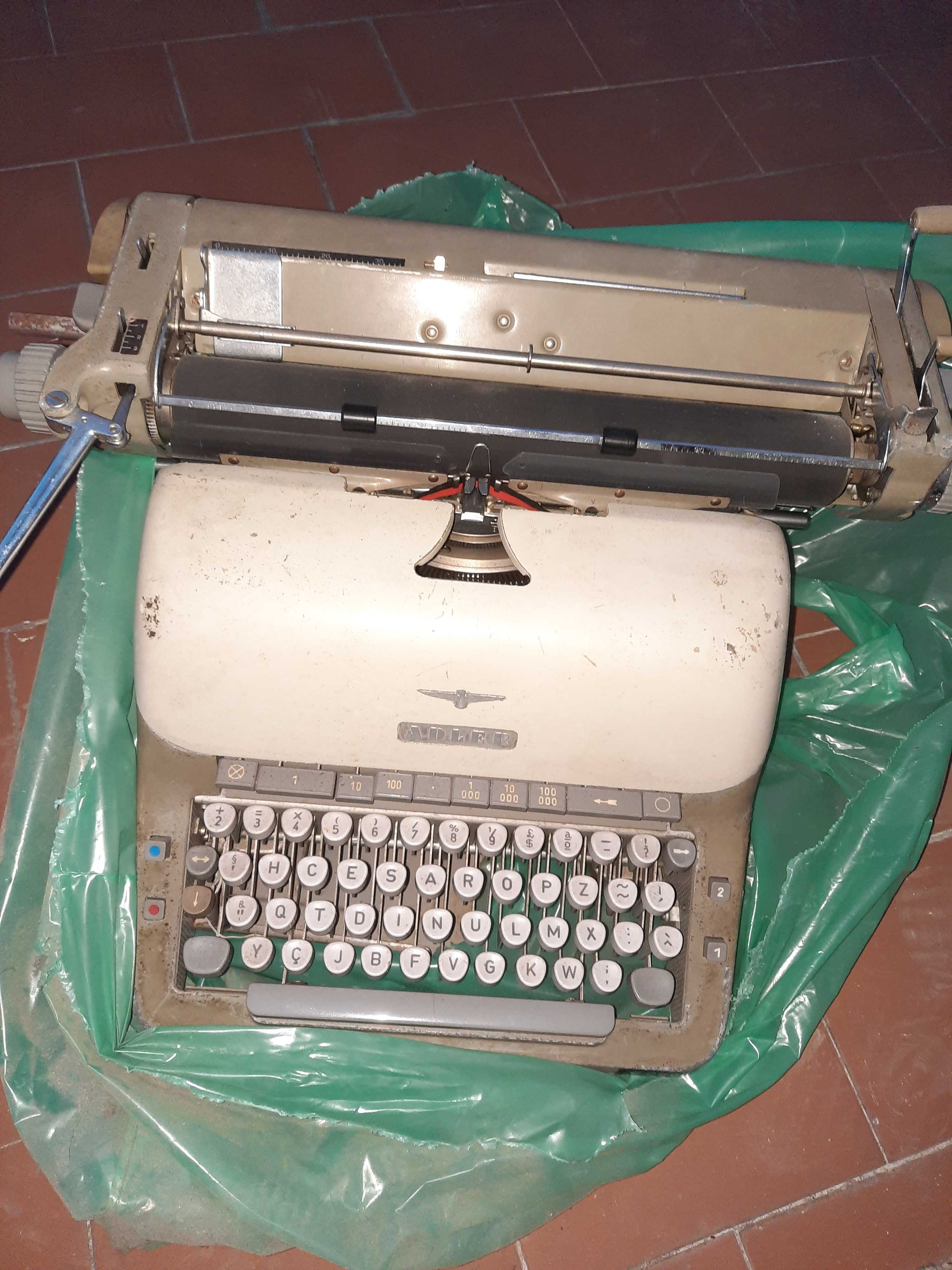Maquina de escrever muito antiga Adler