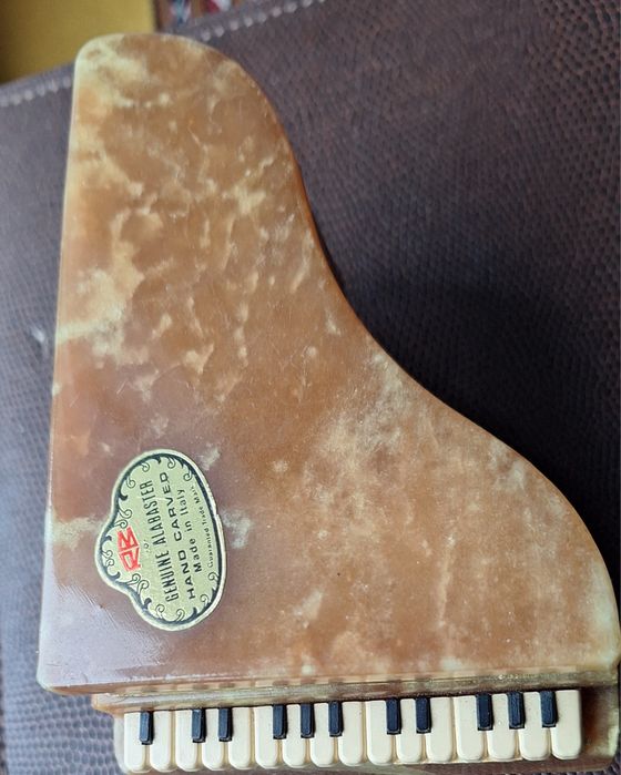 Guarda jóias em alabastro em forma de piano de cauda com teclado